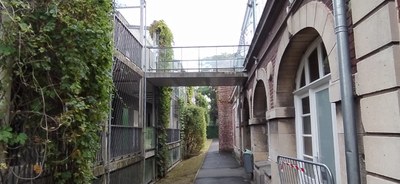 Entre le foyer des collégiens et la passerelle